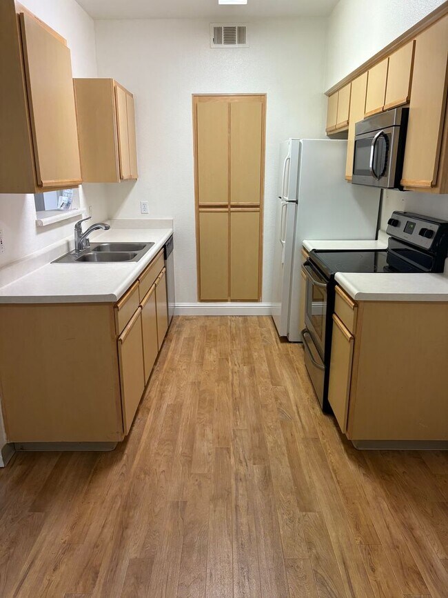 Building Photo - 2 Bedroom 2 Bath Condo