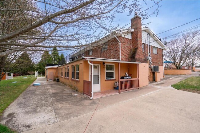 Foto del edificio - 212 Signorile Ln