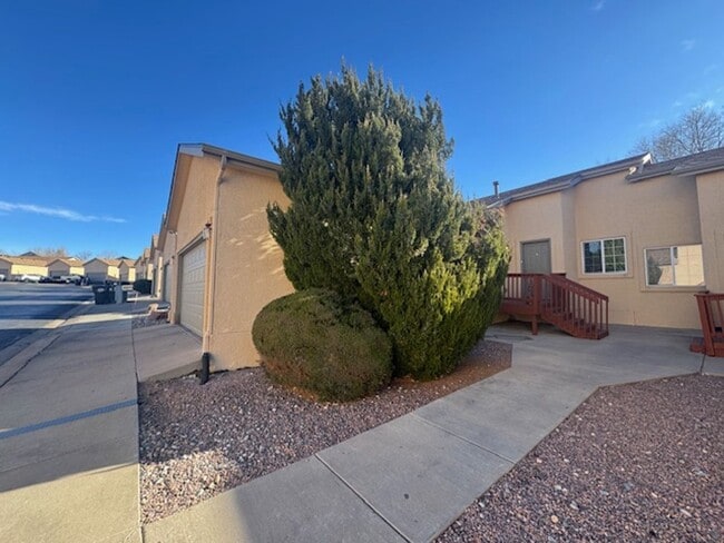 Foto del edificio - Charming 3BD Townhome in Gated Community just minutes from Peterson AFB & Fort Carson - Security ...
