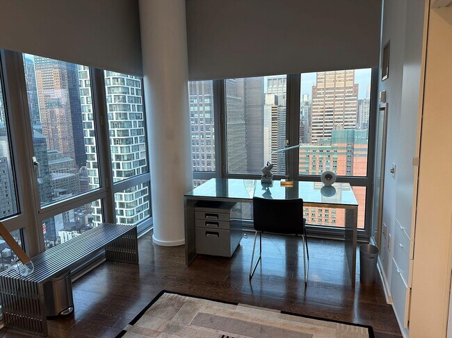 Foto del edificio - 310 W 52nd St