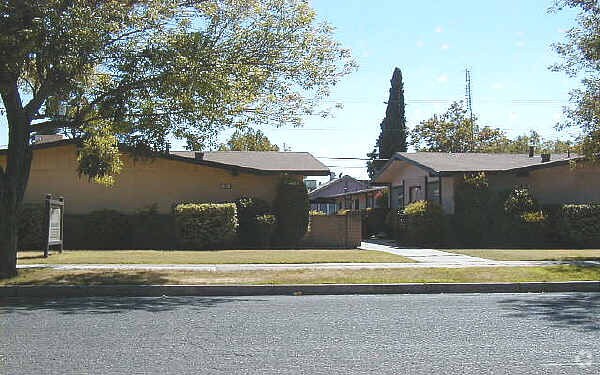 Building Photo - Garden Court Apartments