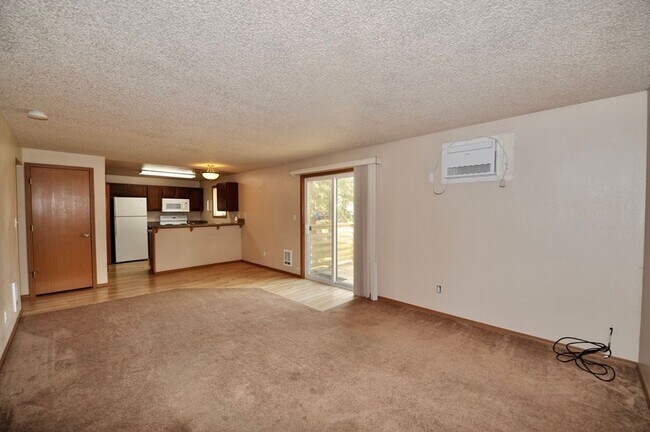Foto del edificio - 2 bed 1 bath apartment (4plex building)
