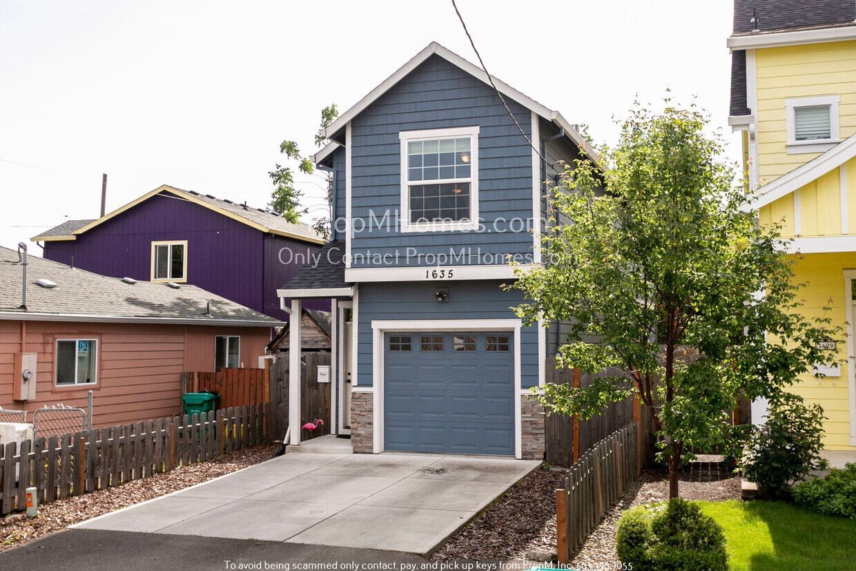 Primary Photo - Great Three Bedroom SE Portland Gem In The...