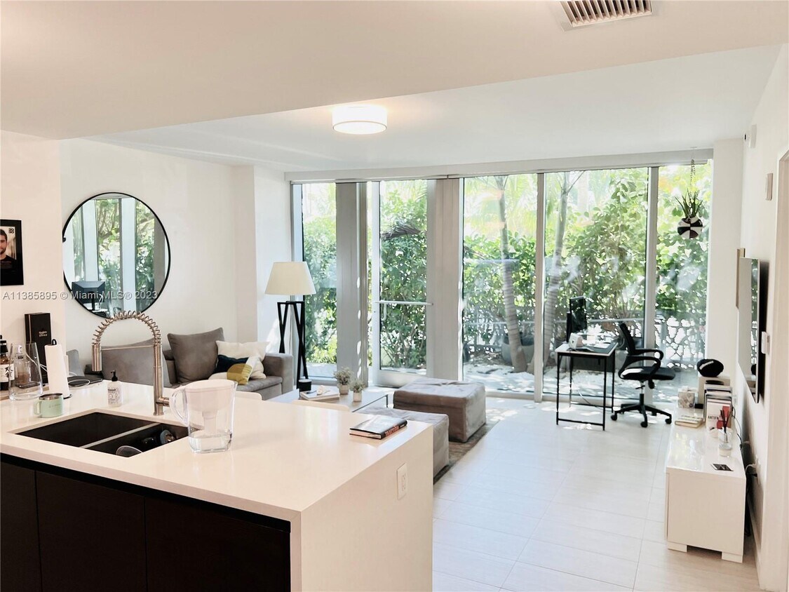 Primary Photo - 1 Collins Ave