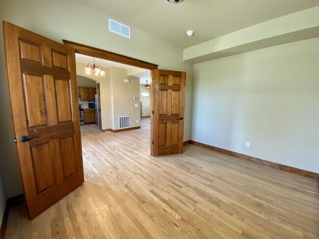 Foto del edificio - Spacious 4 bed 3.5 Bath in Maple Hill!