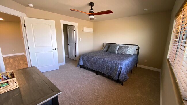 Dormitorio ENORME (se muestra cama king) - 1785 Broadway