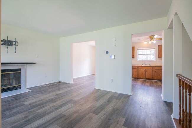 Building Photo - Lovely 2 BR/3 BA EOG Townhome in Bowie!