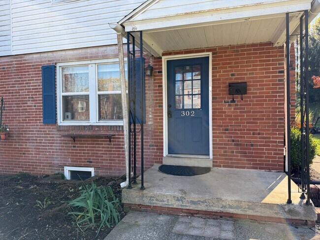 Building Photo - 302 Maple Rd