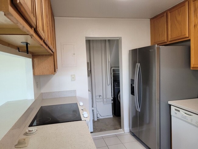 Building Photo - Nice 3bd, 1.5 bath, 2pkg 1268sqft w/lanai ...