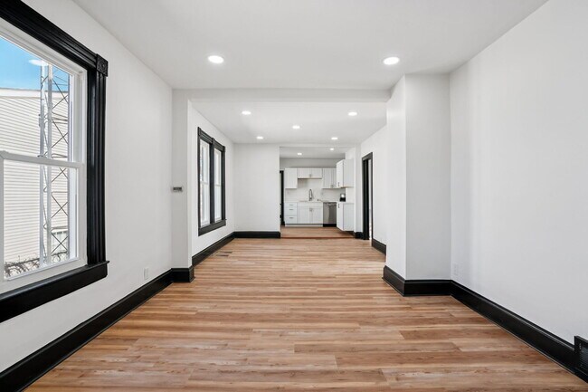 Building Photo - 5039 26th Ave