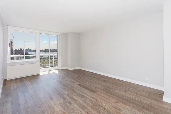 Building Photo - 560 W 43rd St