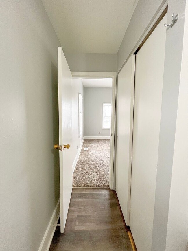 Foto del edificio - 2 Bedroom House W/ Fresh Paint & Carpet!