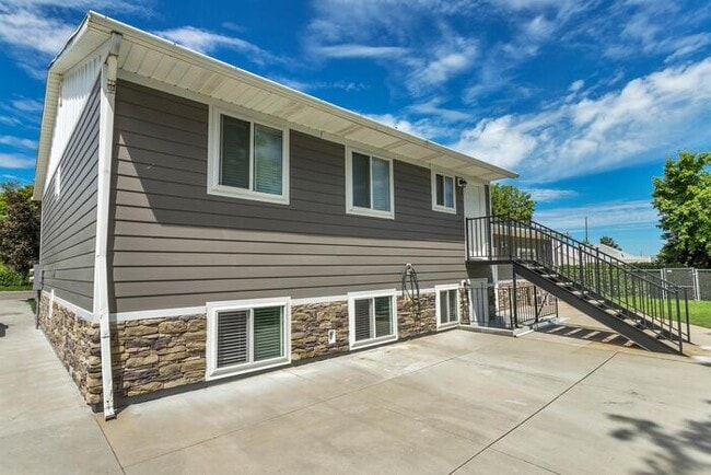 Building Photo - 570 N 300 E