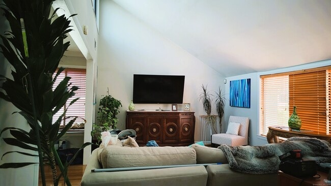 Building Photo - 2 Cypress Ln