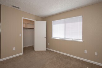 Bedroom - Huntcliffe Apartments