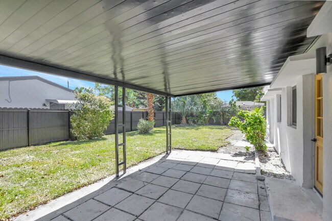 Carport/Yard - 1310 SW 28th St