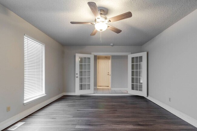 Foto del edificio - Freshly remodeled 4BD + office/flex space home with 2.5 bathrooms with a 2 Car Garage