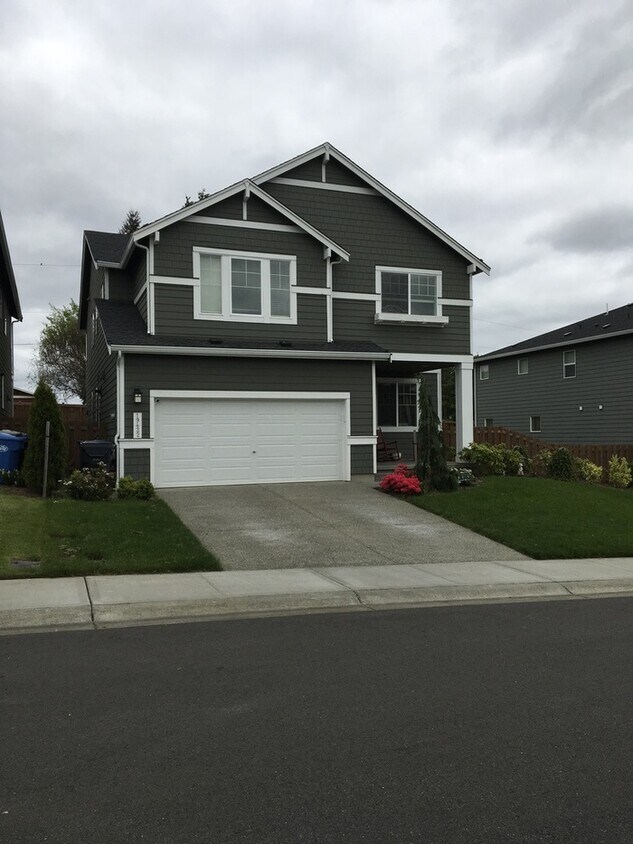 Foto principal - Large 4 bedroom home