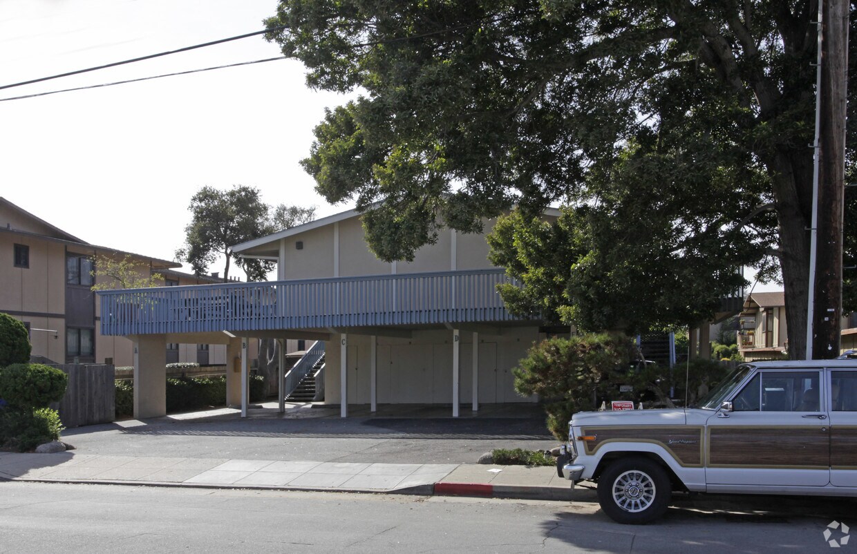Building Photo - 440 Dela Vina Ave