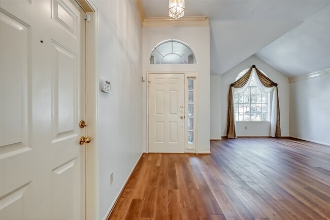 Foto del edificio - 5007 Maple Brook Ln