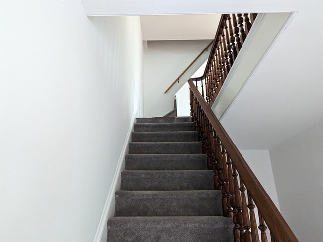 Building Photo - 33 Merrill St