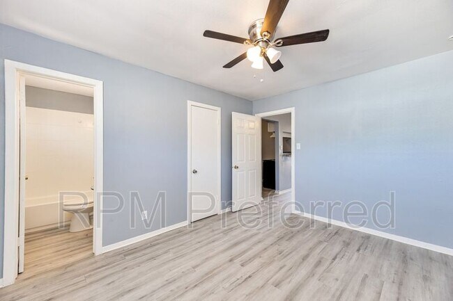 Foto del edificio - 3040 Golfcrest Blvd