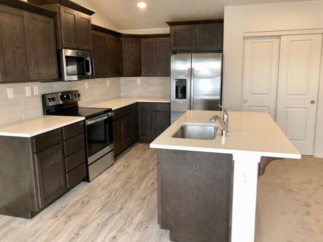 Foto del edificio - 1/2 Off Deposit!! Newer Construction in Ma...