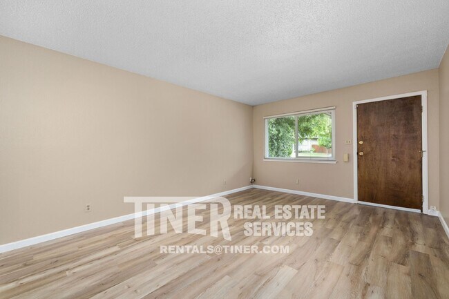 Building Photo - Clean 3 bedroom duplex in fantastic neighb...