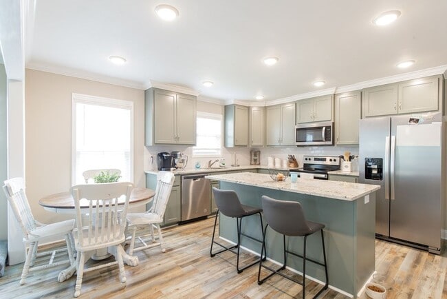 Foto del edificio - Contemporary 4BR/2BA Home with 2-Car Garage, Spacious Yard, and Close Proximity to Moody Air Forc...