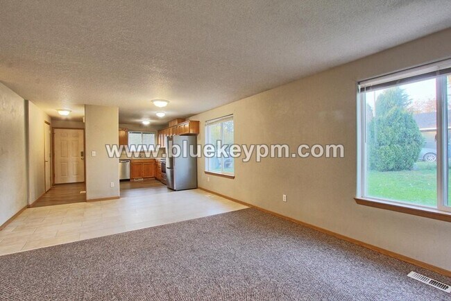 Foto del edificio - 3 Bed, 2 Bath Home in a Culdesac Near St. James Road and NE 54th Street