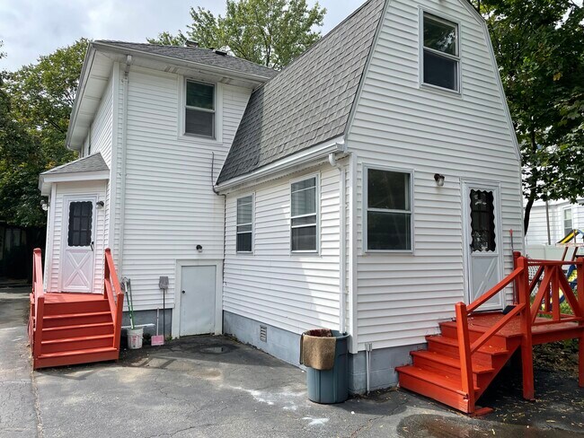 Building Photo - 10 Pierce St