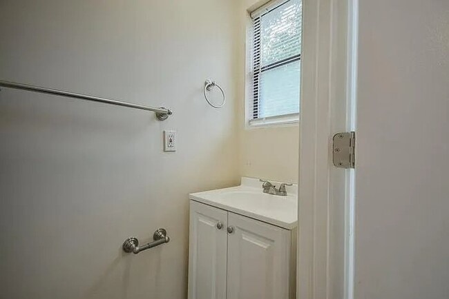 Building Photo - 105 Fallsbury Rd