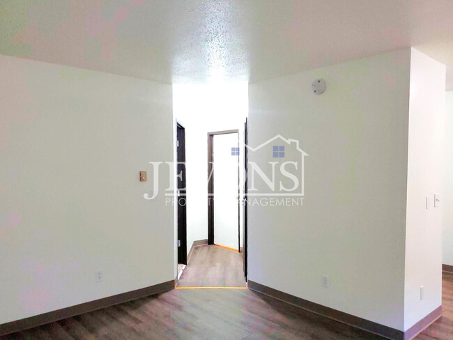 Building Photo - 315 S Naches Ave