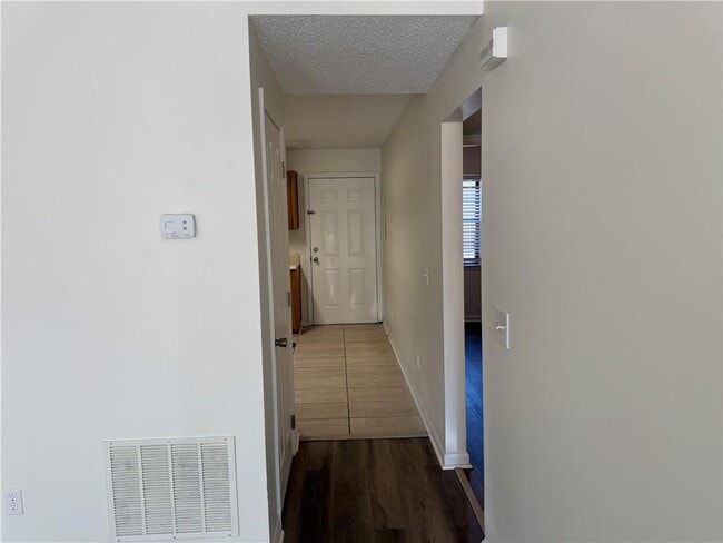 Foto del edificio - 890 E Cherry St