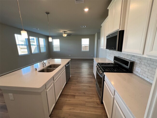 Foto del edificio - 5635 Giving Grace Wy