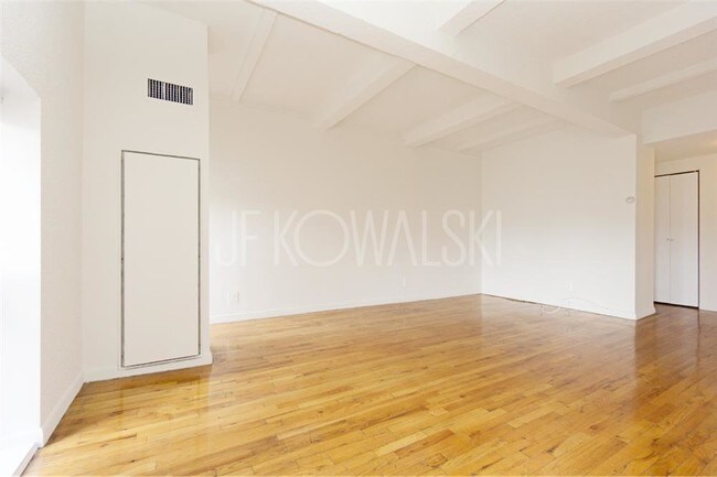 Building Photo - 160 Bleecker St