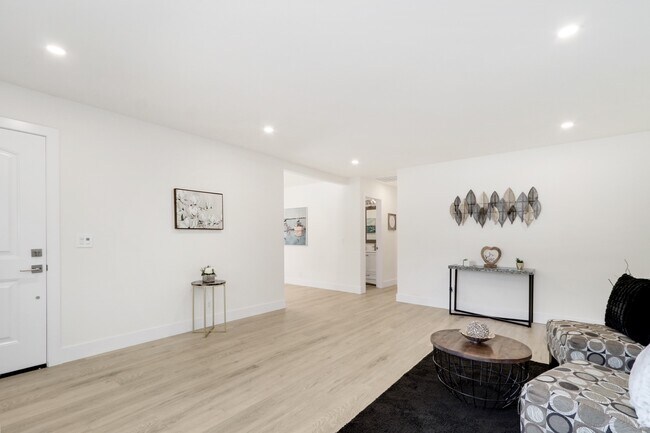 Área de estar delantera - 2706 Ganges Pl