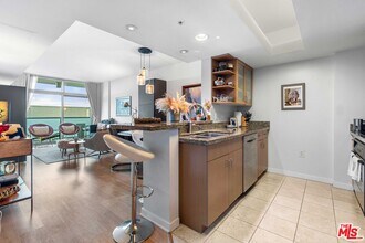 Building Photo - 13700 Marina Pointe Dr