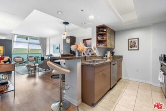 Building Photo - 13700 Marina Pointe Dr