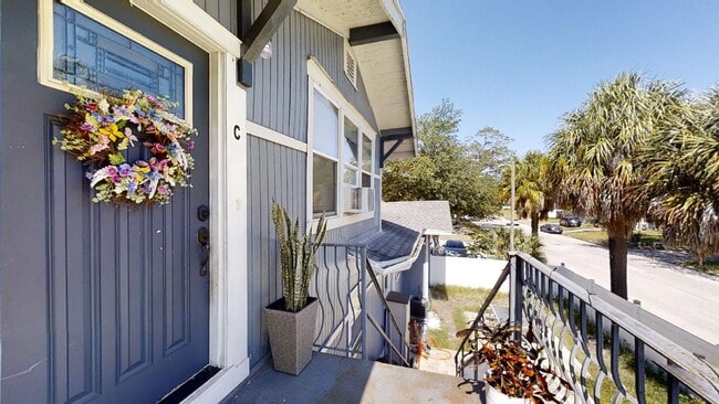 Foto del edificio - CHARMING 2 BEDROOM, 1 BATH HOME WITH SPACI...