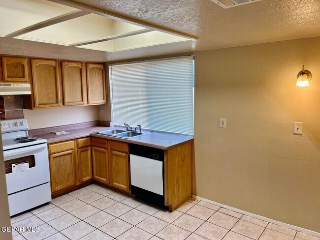 Building Photo - 10421 Ashwood Dr