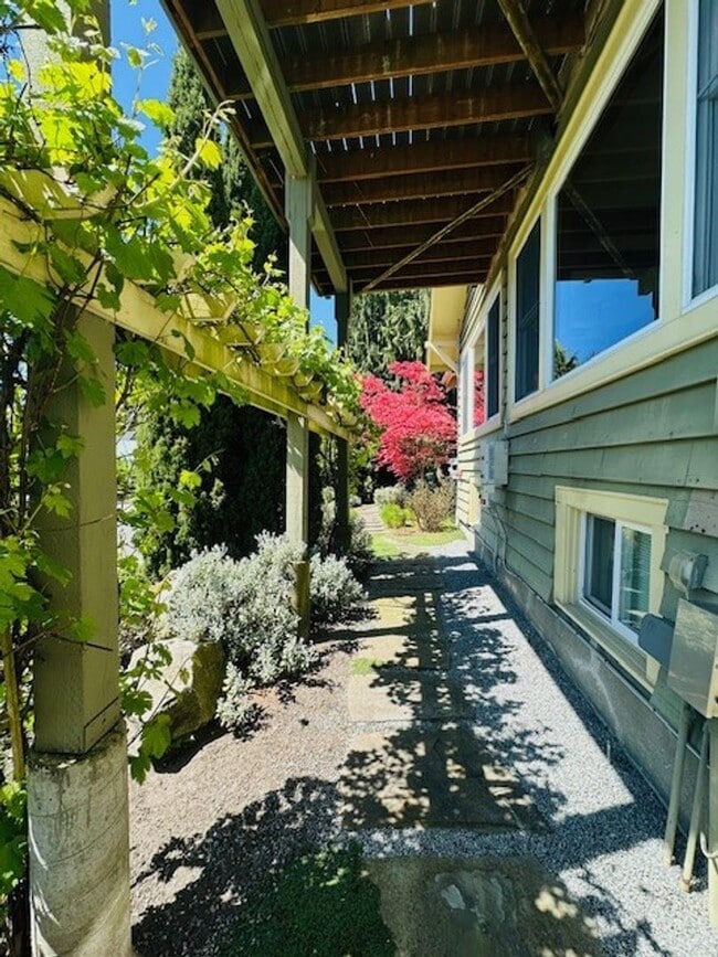 Building Photo - 2Bd/1Ba Seattle Home