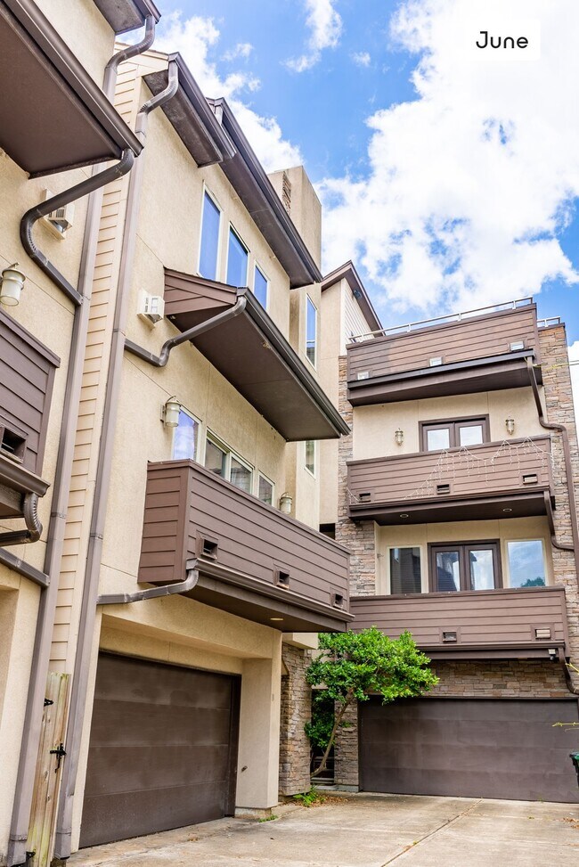 Foto del edificio - ROOM ONLY in 3-bed/3.5-bath Home