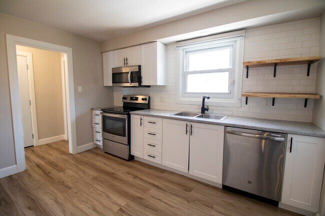 Building Photo - Spacious Main Floor 2+Den Apartment in Pon...