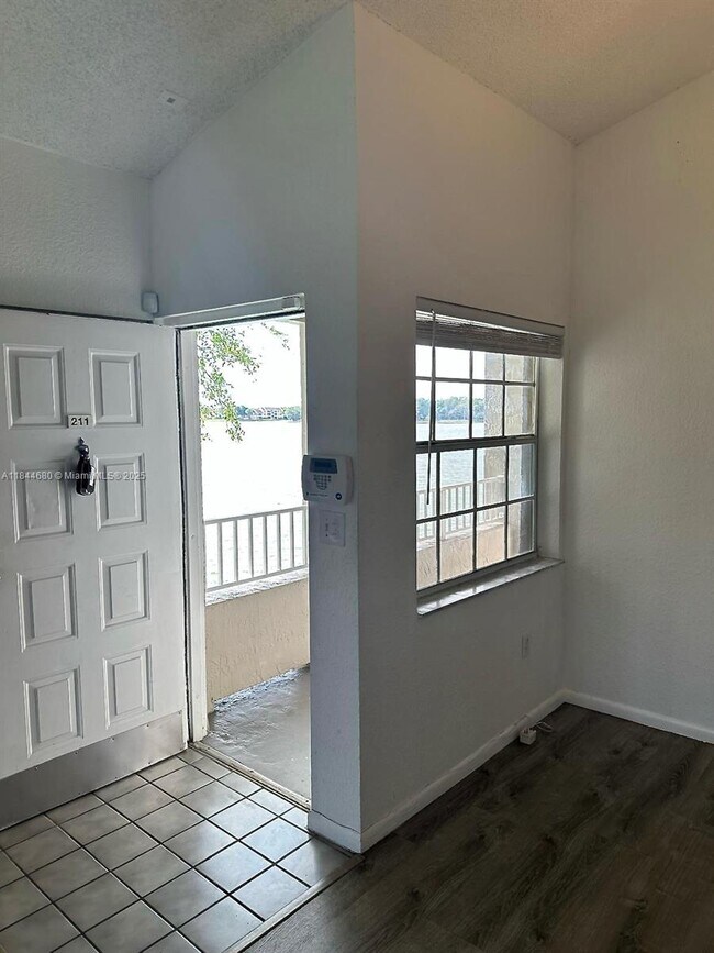 Foto del edificio - 2841 N Oakland Forest Dr