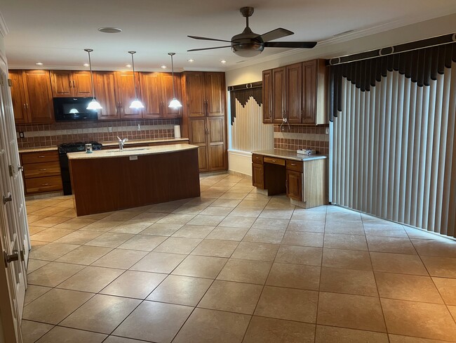 Kitchen-Family Room - 1554 Willow Pond Dr