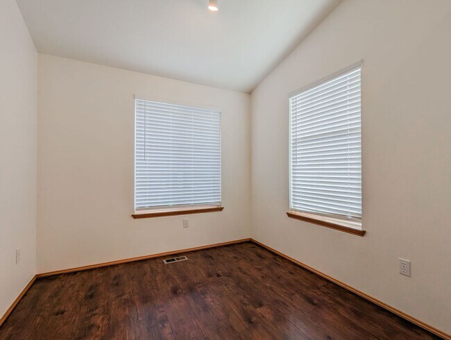 Foto del edificio - Beautiful 3 bed, 2 bath Rambler with fully...