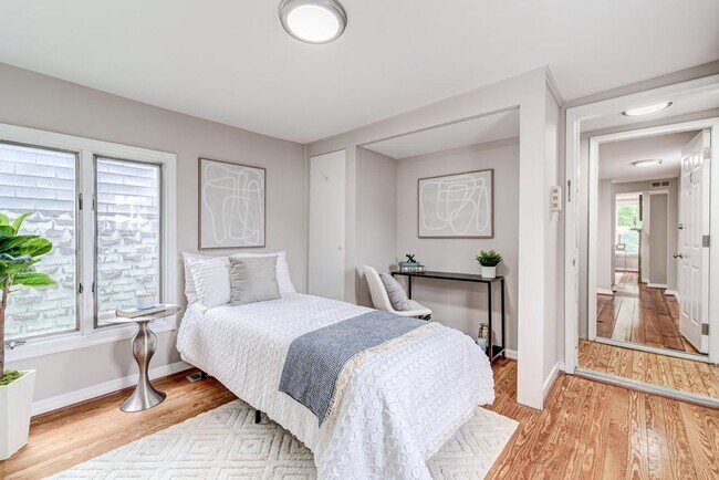 Foto del edificio - Bright and Newly Updated Apartment in the Heart of Old Town!