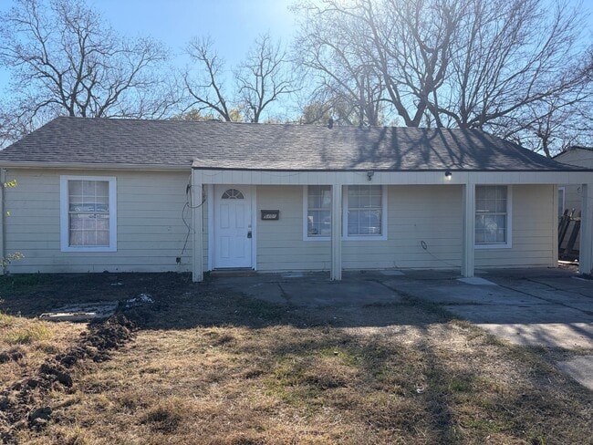 Building Photo - 5406 Lyndhurst Dr