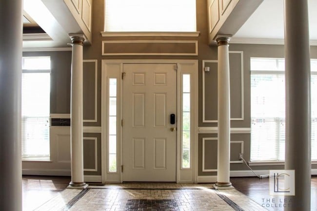 Building Photo - 10106 Rolling Green Way